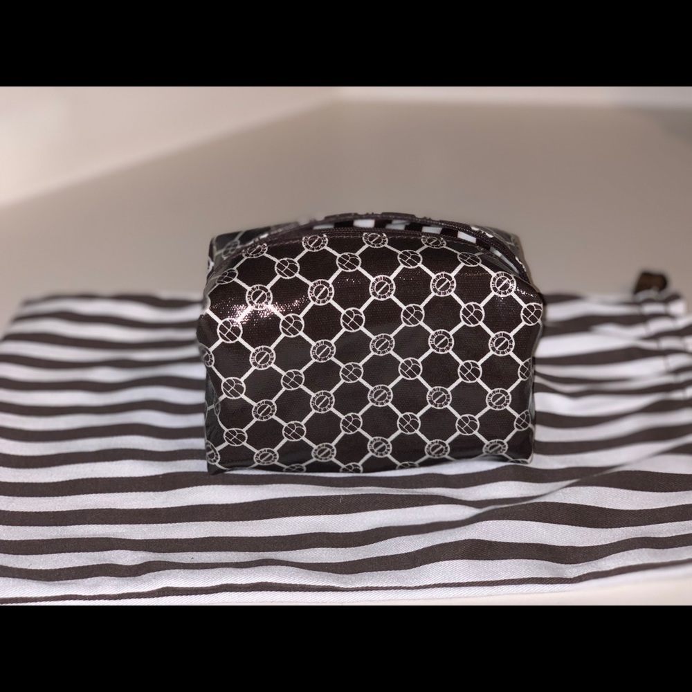 ♥️ Iconic Henri Bendel Cosmetic Case ♥️